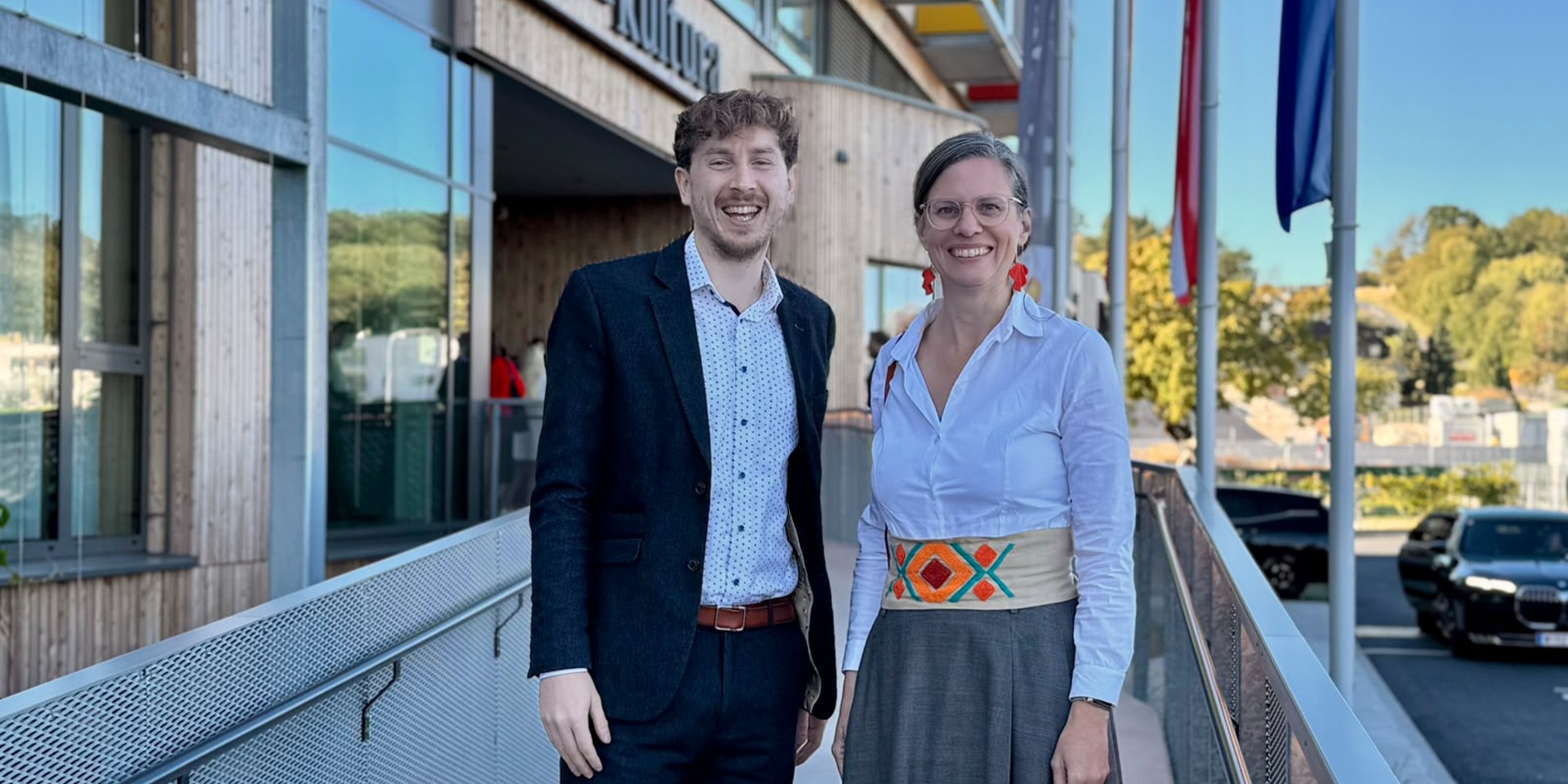 Kulturhaus in Traun: LAbg. Michael Hammer und LAbg. Sabine Zaglitsch vor dem Gebäude