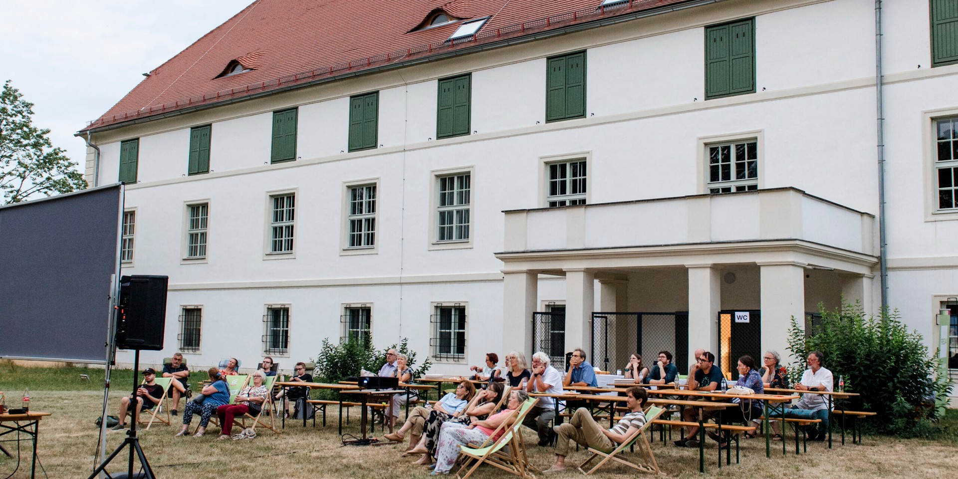 Open-Air-Kino vor historischer Kulisse in Österreich mit vielen Zuschauern